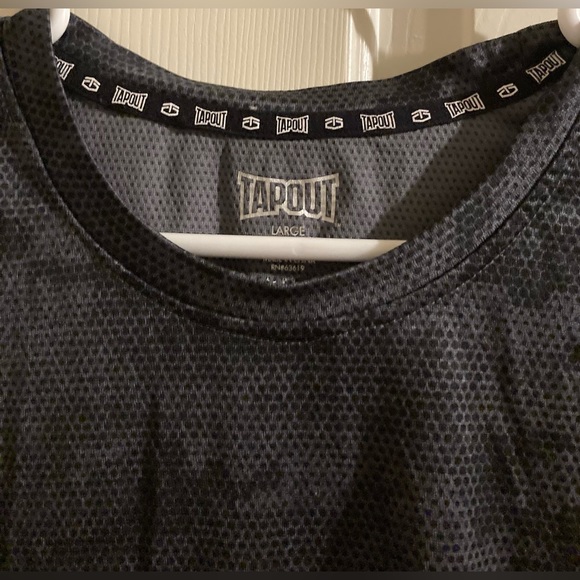 Men’s Size Large TapOut Black Camo Shirt - Picture 3 of 11